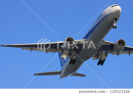 客機降落在羽田機場,飛機降落進場 客機降落在羽田機場,飛機降落進場 110523198