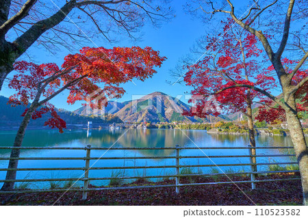 從神奈川縣足柄郡山北町丹澤湖畔到西南側（三保水壩、風樓山方向）的秋景 110523582