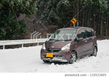 雪中的車上堆滿了雪 110523605