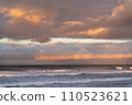 黃昏來臨，波濤洶湧的海面上 110523621