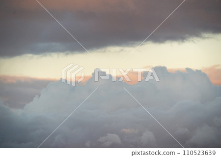 隱藏在雲層中的太陽 110523639