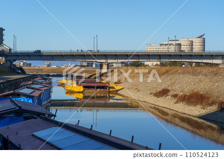 Nagara Bridge and houseboat 110524123