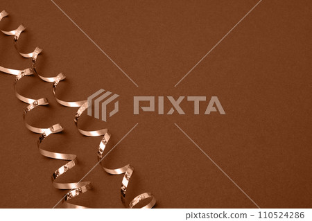 New Year Brown Background. Golden Decoration. Christmas Greeting Card Mockup. Sparkle Baubles. Top view, Copy Space. Gold Balls, Confetti on a Beige Festive Backdrop. Banner Template. Xmas Frame. 110524286