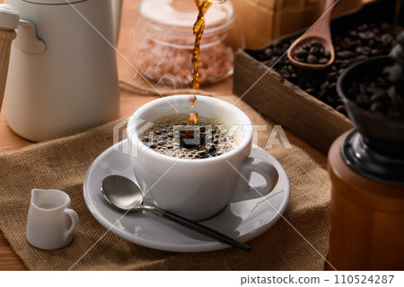 Pour hot coffee Pour hot coffee 110524287