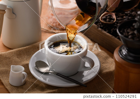 Pour hot coffee Pour hot coffee 110524291