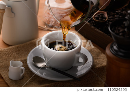 倒入熱咖啡 倒入熱咖啡 110524293