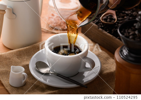 Pour hot coffee Pour hot coffee 110524295