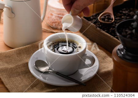 將新鮮的咖啡倒入熱咖啡中 將新鮮的咖啡倒入熱咖啡中 110524304