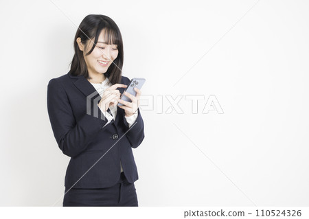 操作智慧型手機的微笑的女商人 操作智慧型手機的微笑的女商人 110524326