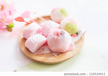 Spring mochi sweets and three-colored dango 110524411