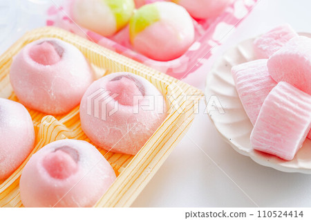 Spring Japanese sweets in a case 110524414
