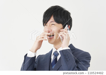 商人在智慧型手機上交談，白色背景 110524482