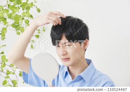 男人在家對著鏡子檢查頭髮 110524497