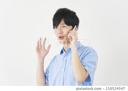 驚訝的男人在智慧型手機上交談時，白色背景 110524547