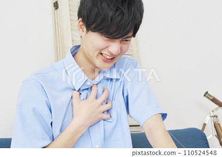 在家患有胸痛的男人 110524548