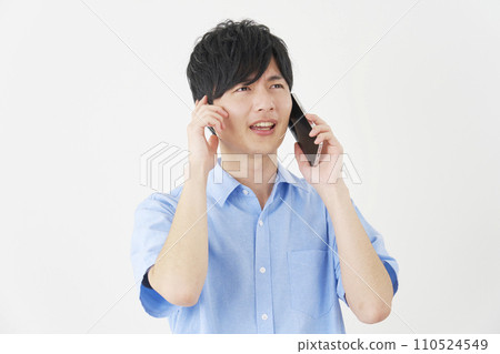 一個男人抱著頭在智慧型手機上說話，白色背景 110524549
