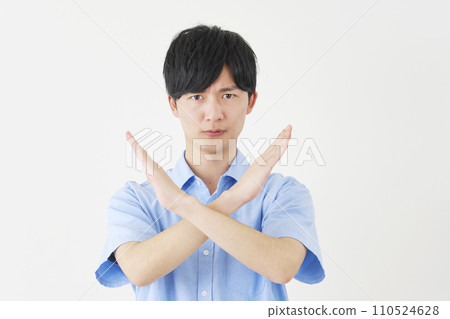 一個男人用手臂做標記，白色背景 110524628