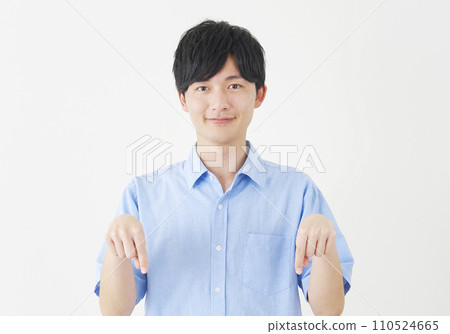 男人朝下，白色背景 110524665