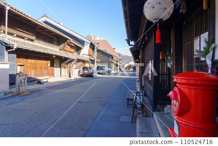 與紅色郵筒的老鎮景觀 110524716