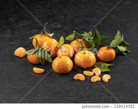 Set of ripe tangerine fruits with leaves Set of ripe tangerine fruits with leaves 110524781