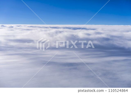從飛機窗戶看到的藍天和雲海 110524864