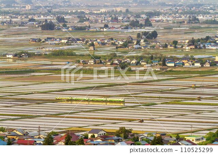 黃昏時分的只見線列車，俯瞰福島縣會津三鄉鎮二沼 110525299