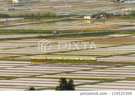 黃昏時分的只見線列車，俯瞰福島縣會津三鄉鎮二沼 110525300
