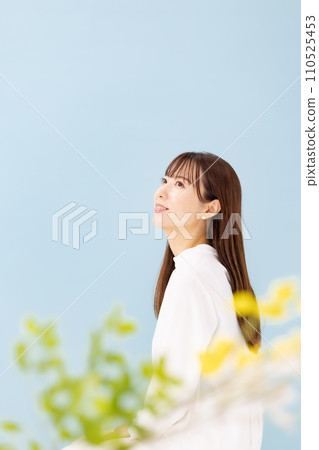 美麗的女人藍色後面前面散景 美麗的女人藍色後面前面散景 110525453