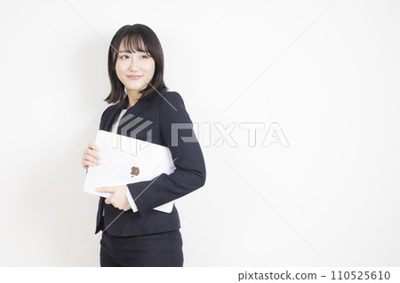 有筆記型電腦的女人 110525610