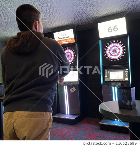 Person who darts 110525699