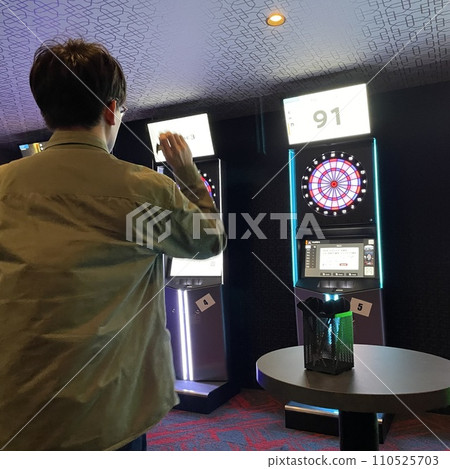 Person who darts 110525703