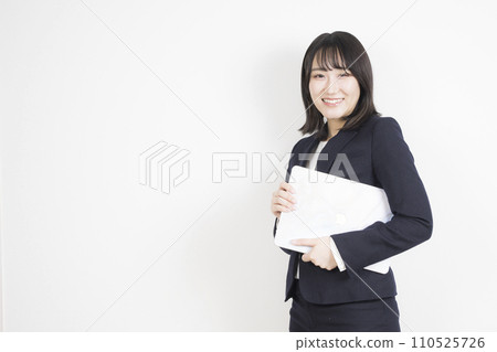 有筆記型電腦的女人 110525726