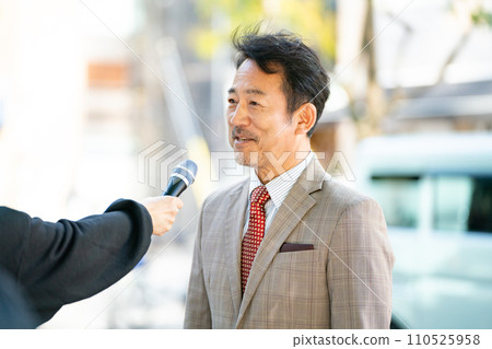 一名男子在街頭接受採訪 110525958