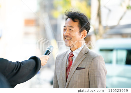 一名男子在街頭接受採訪 110525959