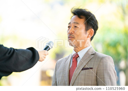 一名男子在街頭接受採訪 110525960