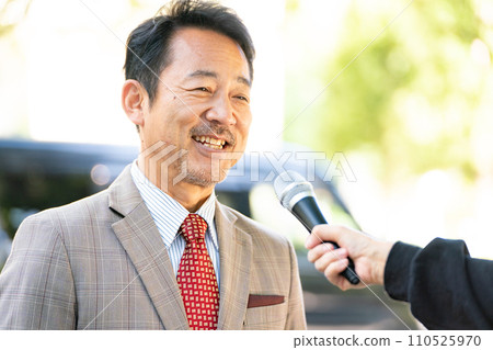 一名男子在街頭接受採訪 一名男子在街頭接受採訪 110525970