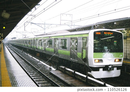 山手線 E231 系列 500 號在白雪皚皚的東京等待出發 山手線 E231 系列 500 號在白雪皚皚的東京等待出發 110526126