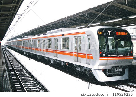 東洋快速鐵路 2000 系列在中野等待出發 110526256