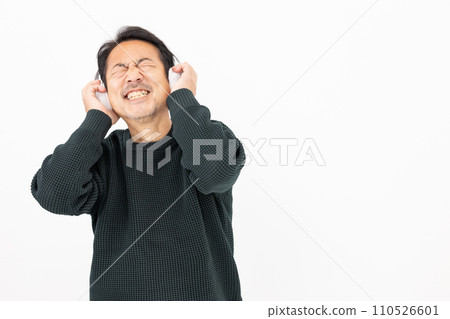 男子用耳機聽音樂 110526601