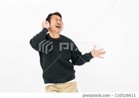 男子用耳機聽音樂 110526611