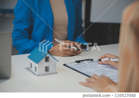 Real estate agent and customer signing contract to buy house, insurance or loan real estate.rent a house,get insurance or loan real estate or property. 110527088