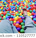 Take a break in the colored ball pool 110527777