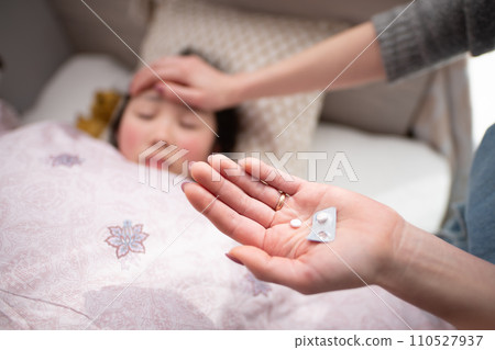 母親的手照顧她的孩子 110527937