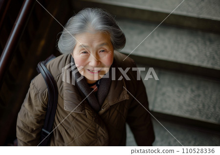 奶奶在樓梯上微笑，高級，樓梯，開朗，觀光，旅行 110528336