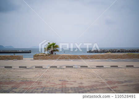 海灘附近的停車場淡季 海灘附近的停車場淡季 110528491