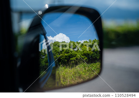 從車鏡看到的藍天 從車鏡看到的藍天 110528494