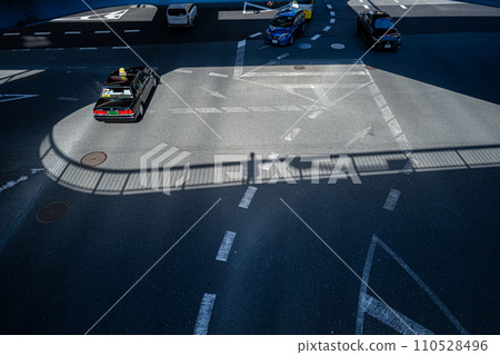 在立體交叉下行駛的汽車和影子 在立體交叉下行駛的汽車和影子 110528496