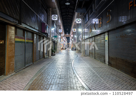 商店街,後面有繁華的餐館 商店街,後面有繁華的餐館 110528497