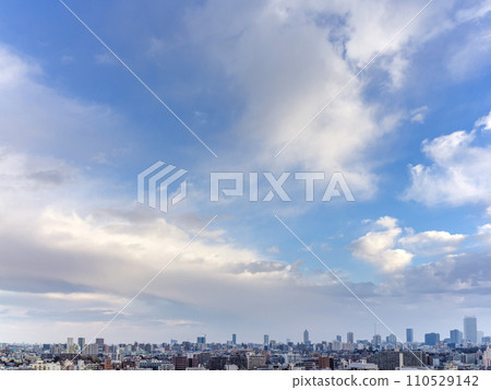 拍攝於2024年1月4日7點45分,清晨,變幻莫測的雲層在城市上空蔓延。 拍攝於2024年1月4日7點45分,清晨,變幻莫測的雲層在城市上空蔓延。 110529142