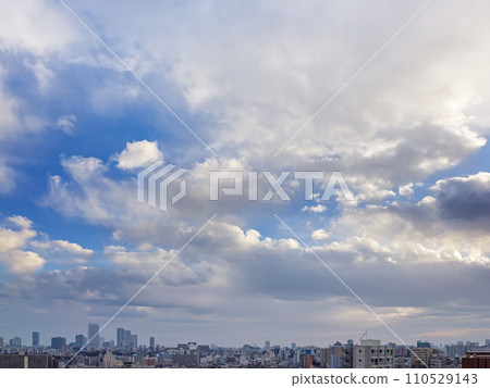 拍攝於2024年1月4日7點46分,清晨,變幻莫測的雲層在城市上空蔓延。 拍攝於2024年1月4日7點46分,清晨,變幻莫測的雲層在城市上空蔓延。 110529143